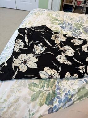 torrid Black Wide-Leg Capris with Cream Floral Print